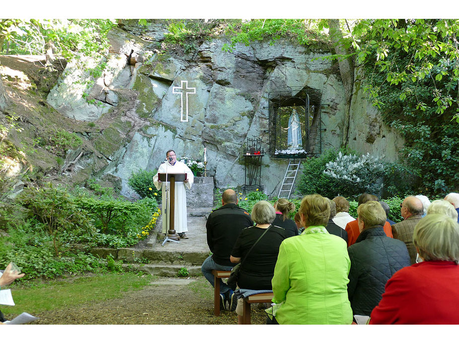 Maiandacht mit Krönung der Fatima-Madonna in Naumburg (Foto: Karl-Franz Thiede)